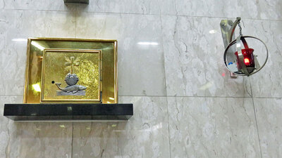 ご聖櫃（左）と聖体ランプ（右）