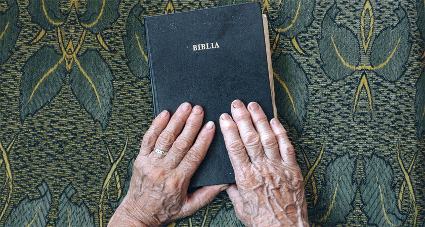聖書と高齢者の手