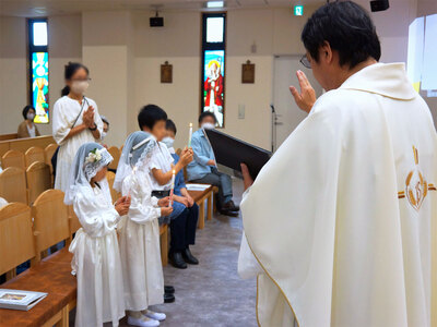 初聖体を受ける子供たちへの祝福
