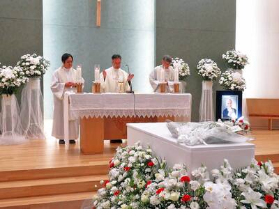 カバリエレ神父様葬儀・告別式　棺と祭壇