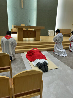 聖金曜日は、沈黙のうちに始まります。 司祭は祭壇前に伏せて祈ります。